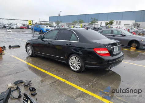2009 Mercedes-Benz C 300 Luxury/Sport z USA, uszkodzony, nr VIN WDDGF54X19F220023